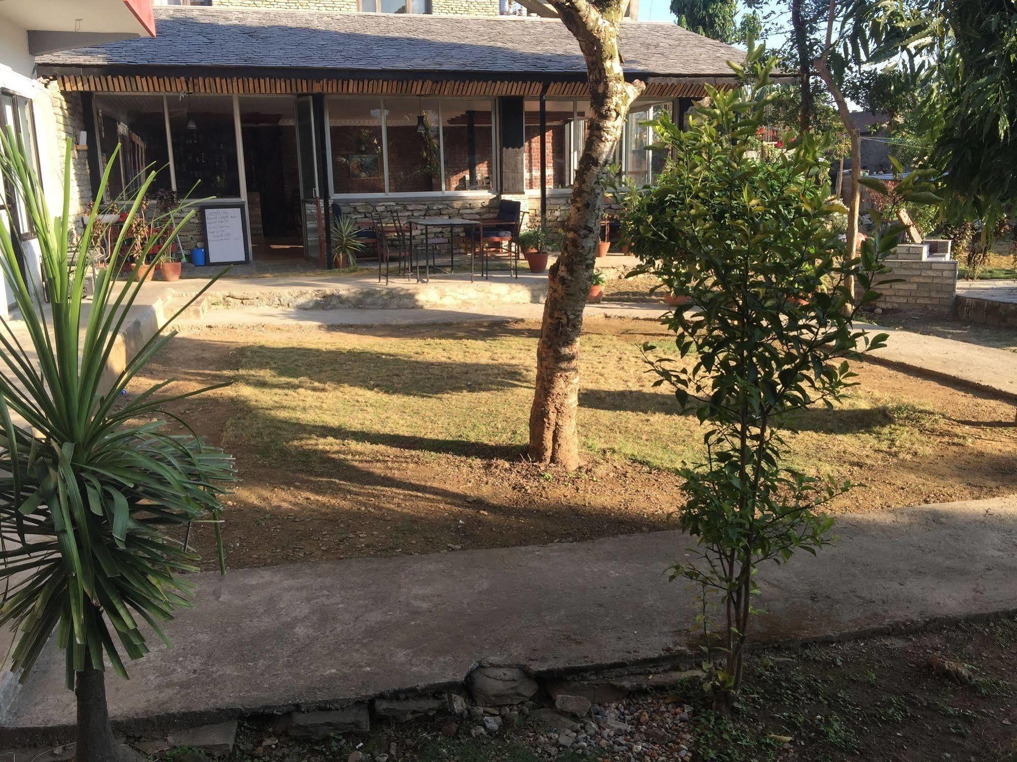 Hotel Glory Garden Pokhara Esterno foto