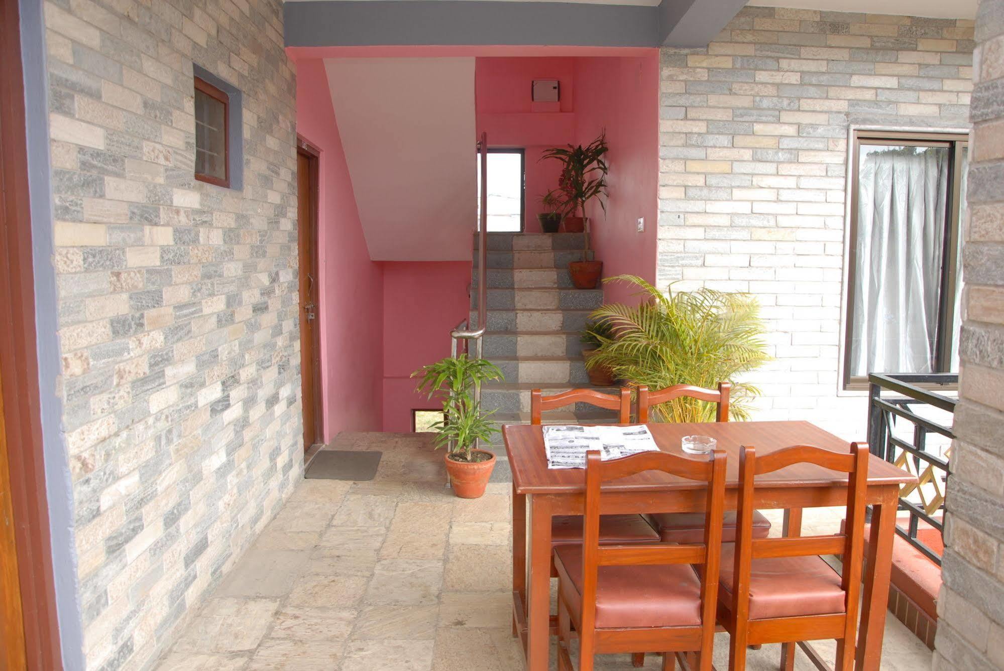 Hotel Glory Garden Pokhara Esterno foto