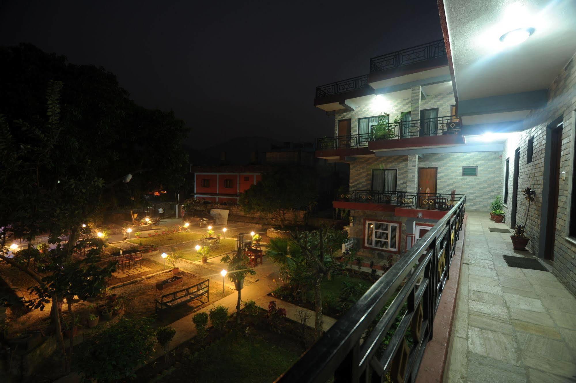 Hotel Glory Garden Pokhara Esterno foto