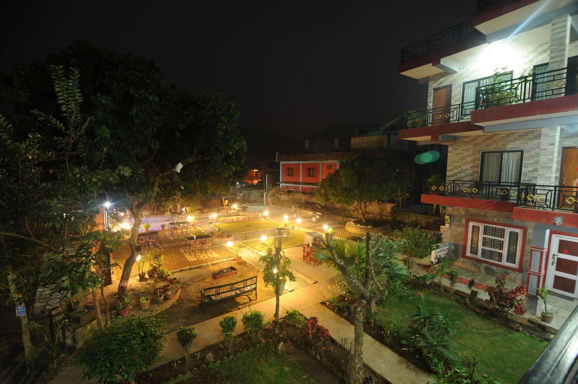 Hotel Glory Garden Pokhara Esterno foto